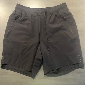 Lululemon License to Train 7” liner-less mens medium short